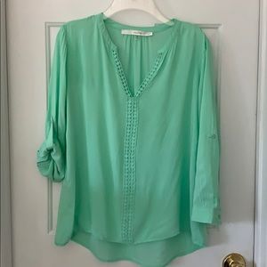 Light weight tunic tab-sleeved v neck